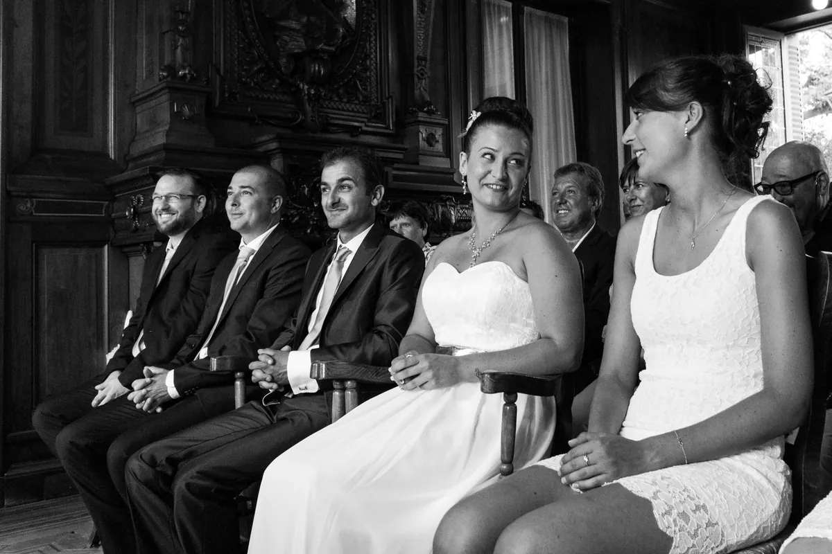 Gli sposi e i testimoni durante il rito, in bianco e nero