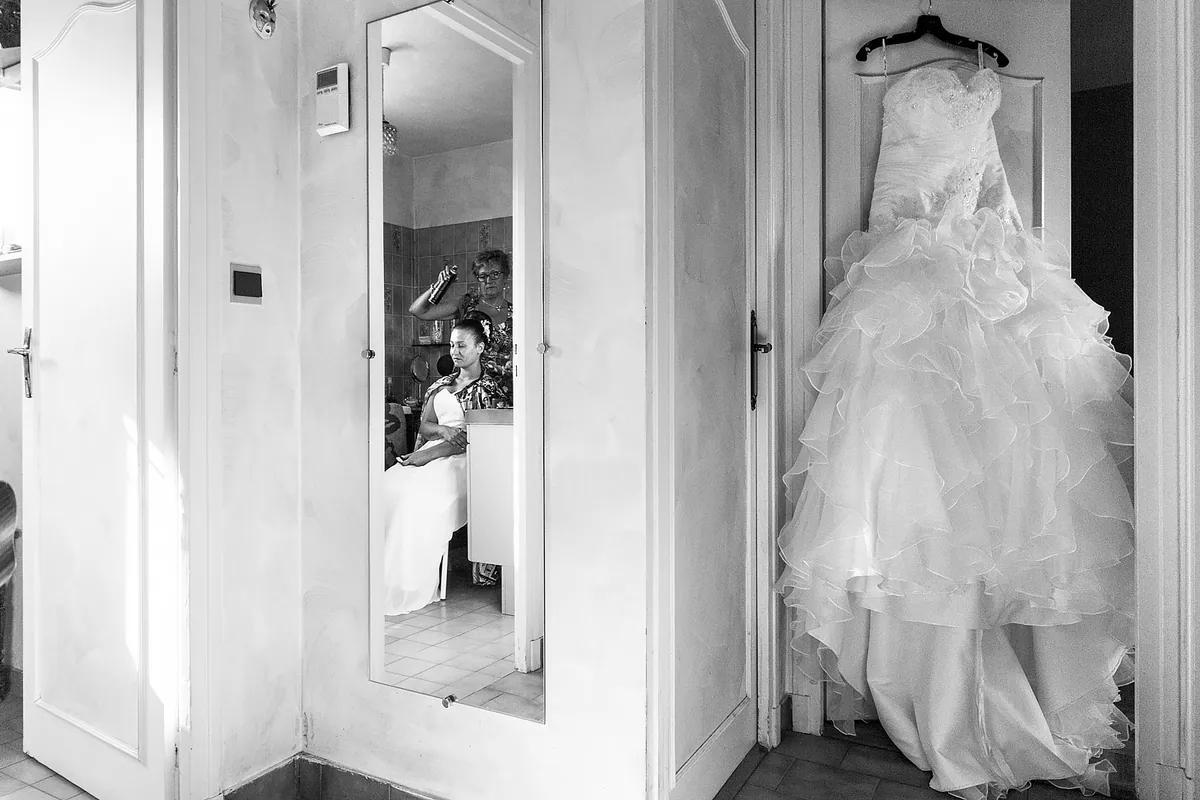 L'abito da sposa appeso