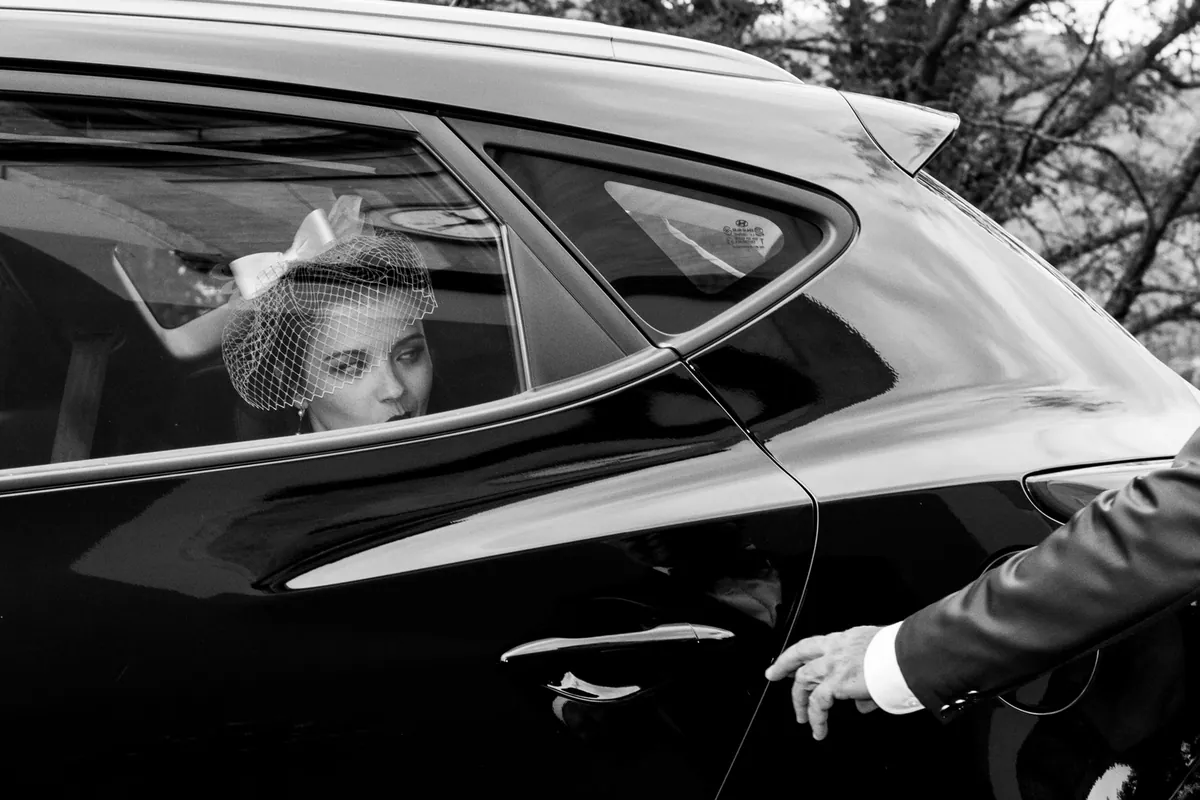 La sposa in auto, in bianco e nero