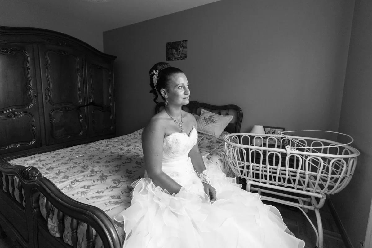 La sposa su un letto antico, in bianco e nero