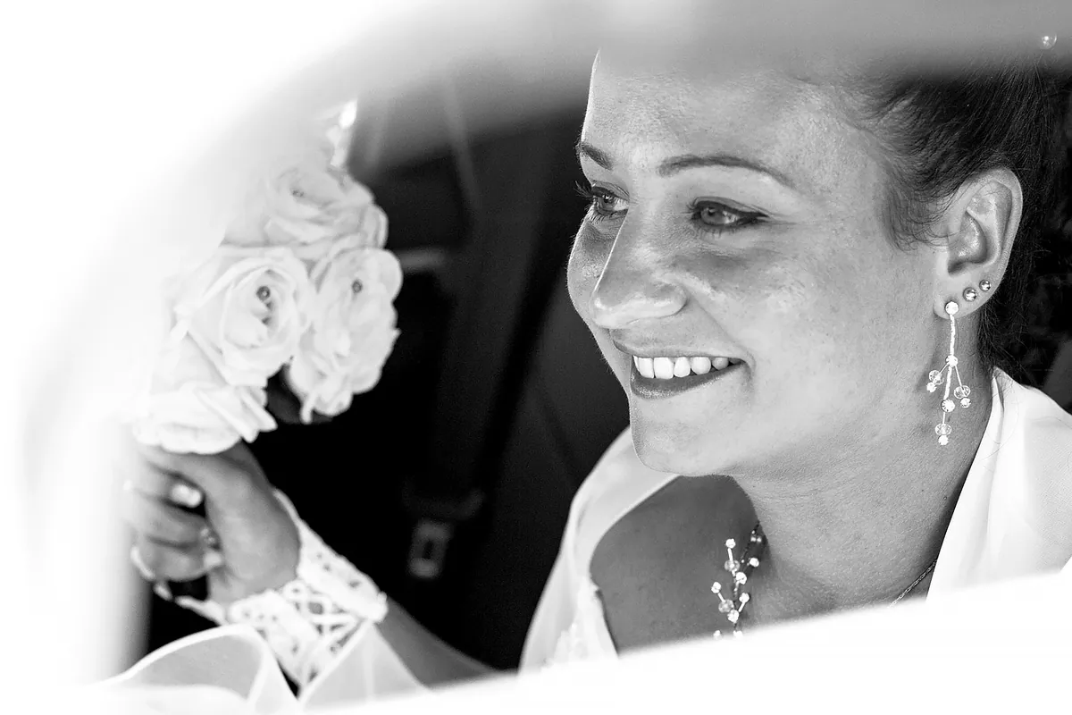 Sorriso della sposa con il bouquet