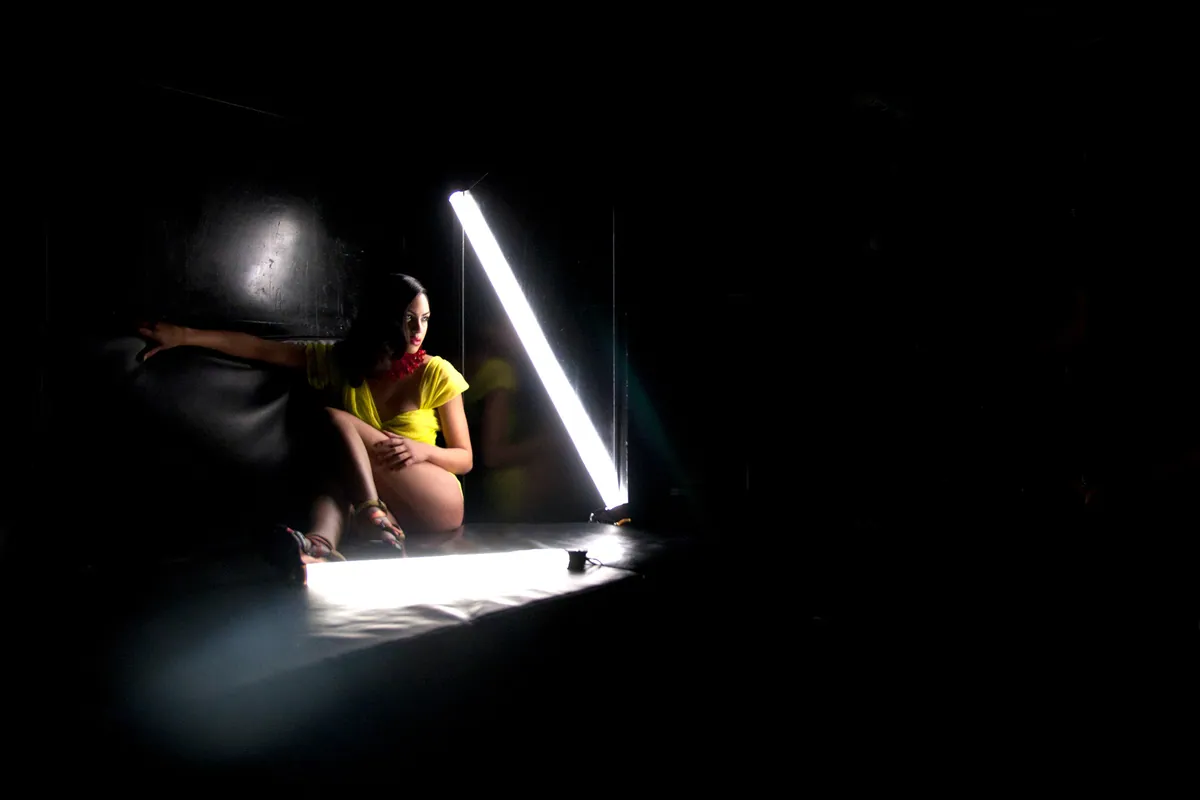Figura illuminata da un neon nel buio