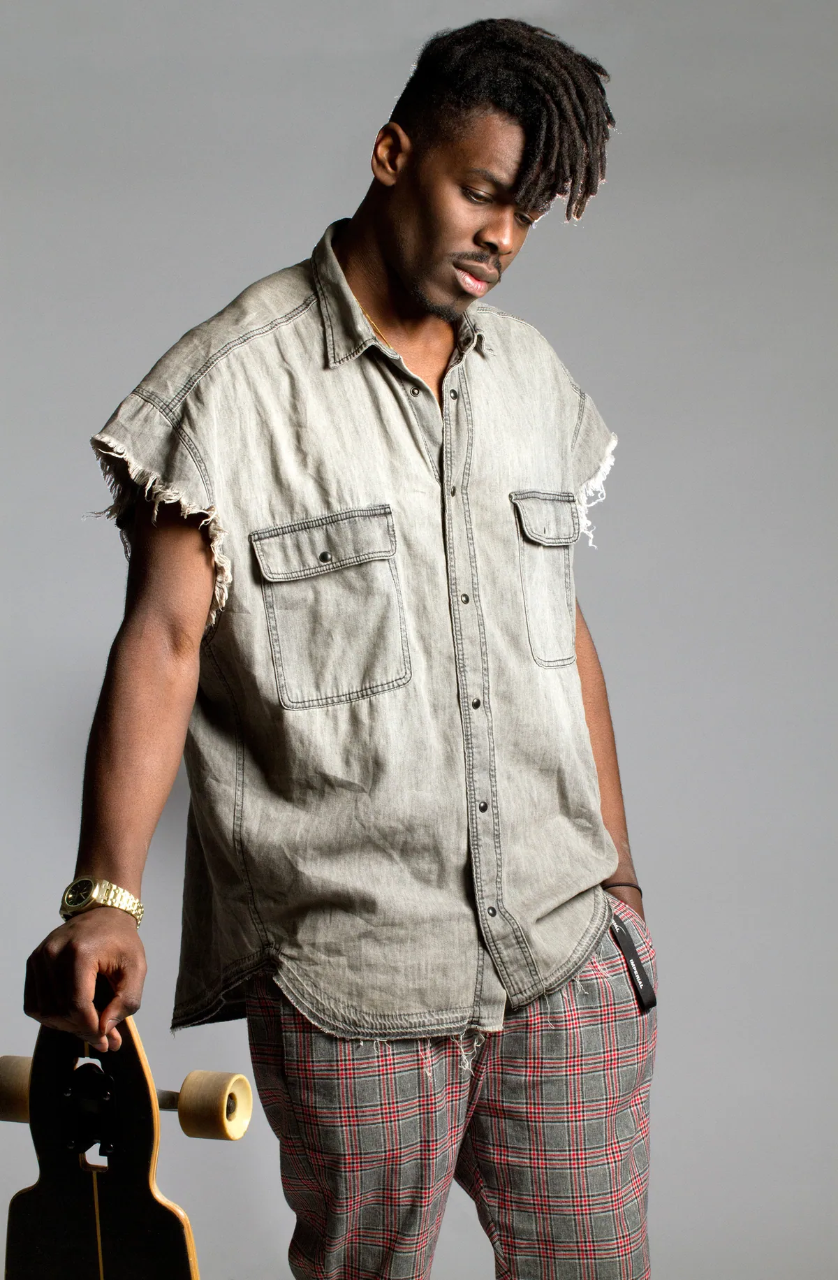 Modello con camicia smanicata e skateboard