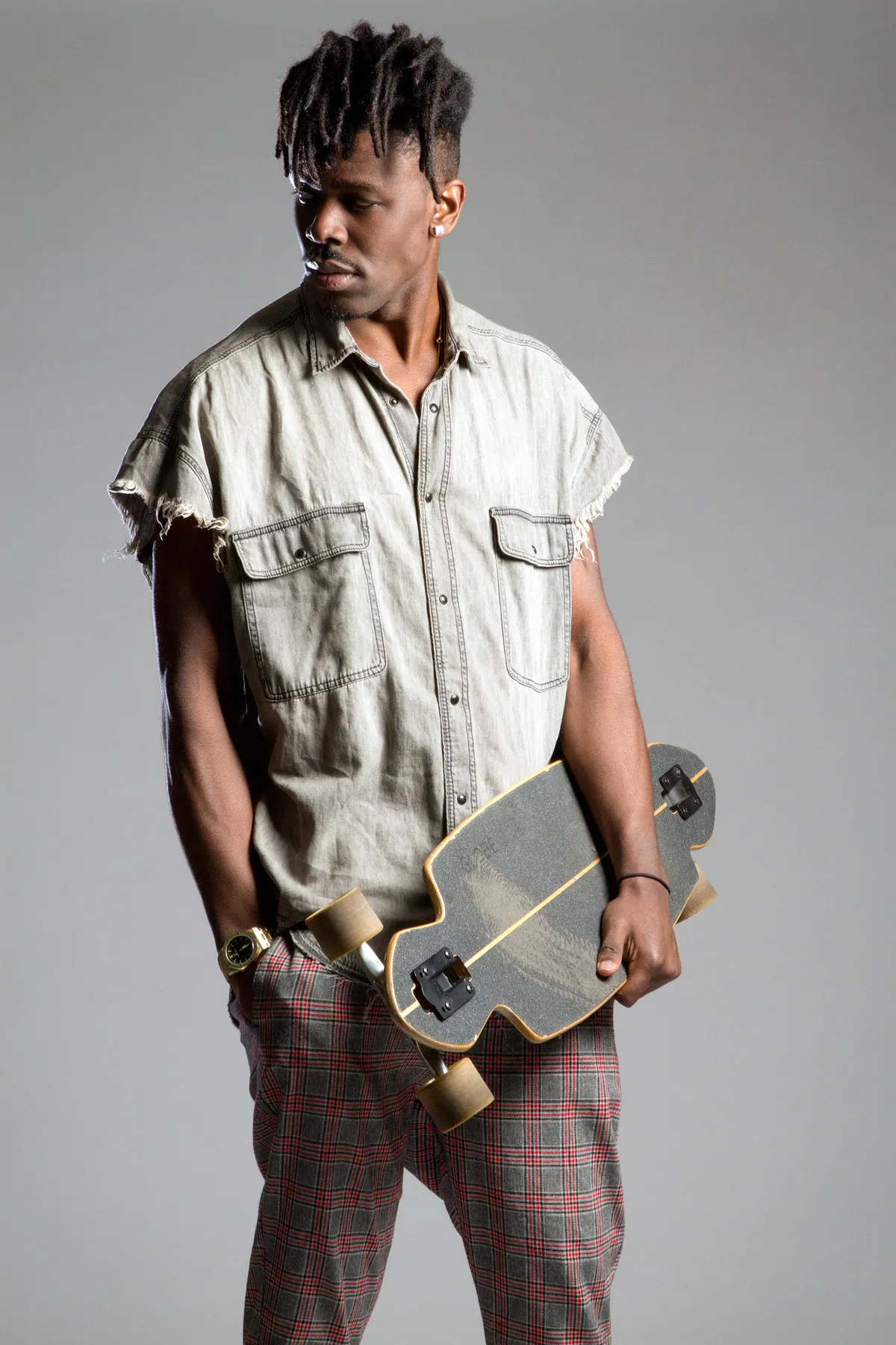Modello con skateboard e camicia smanicata