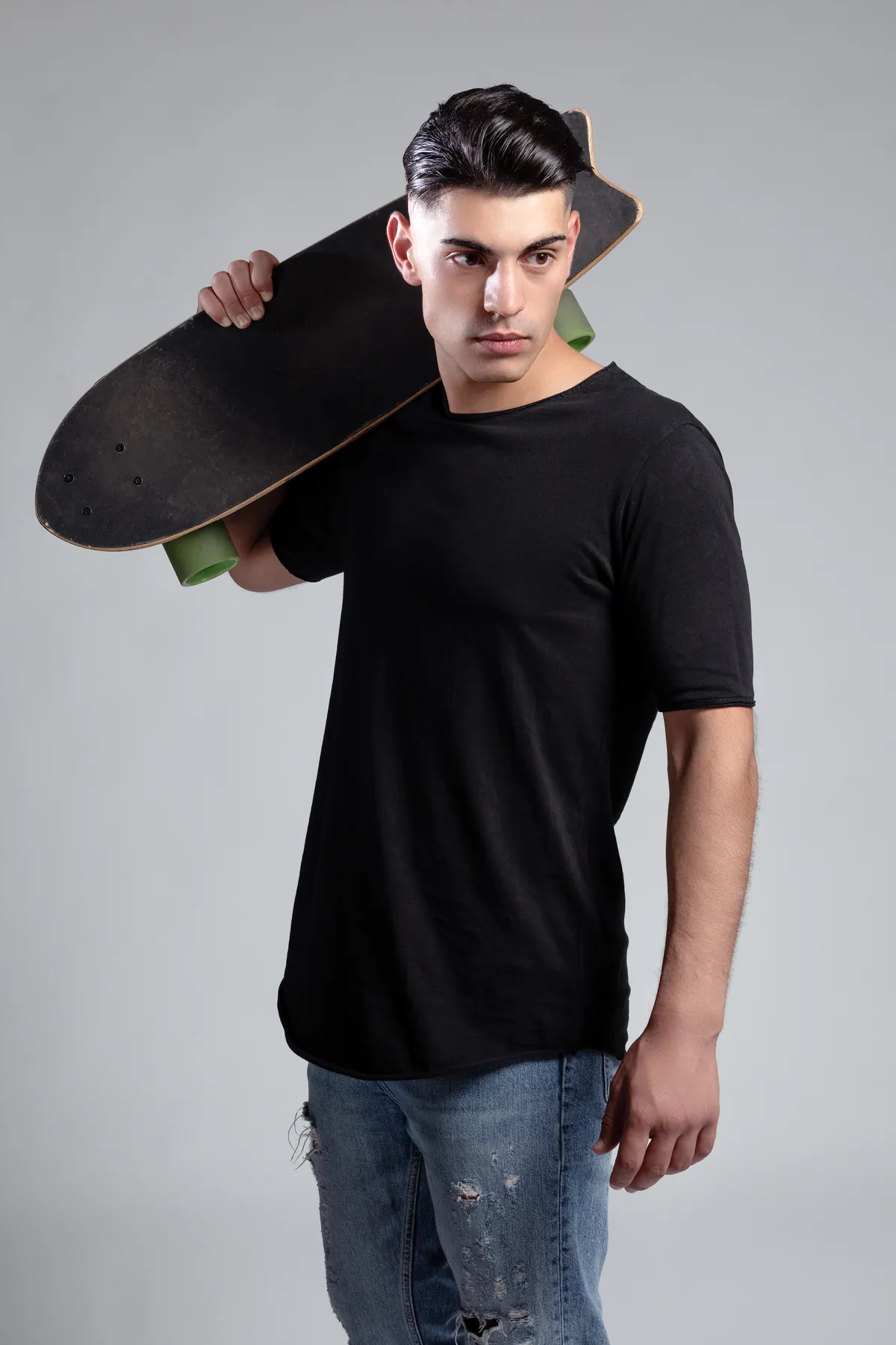 Modello con skateboard in spalla