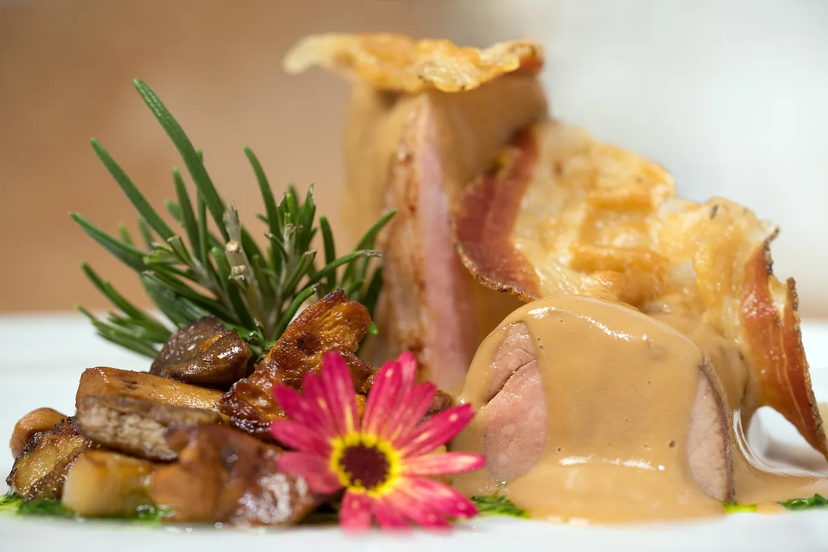 Carne con verdure e fiori eduli