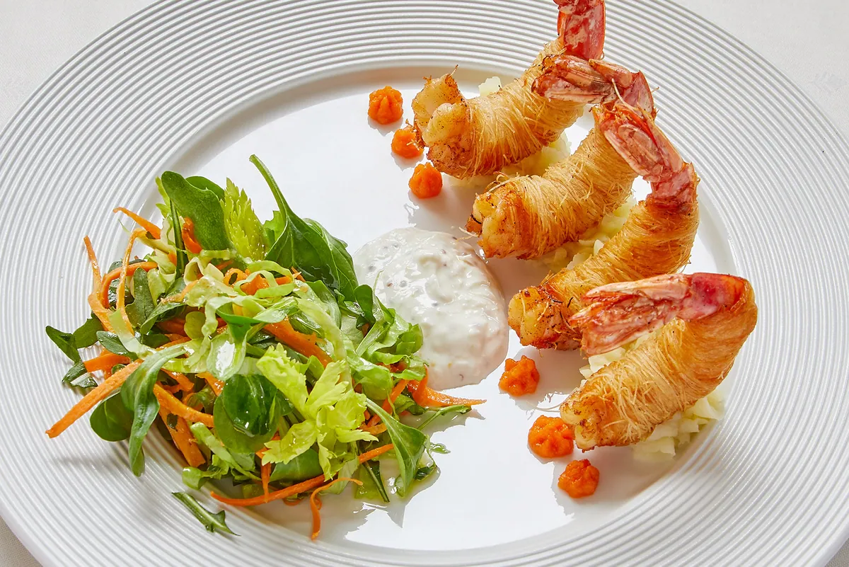 Gamberi in tempura con insalata di verdure