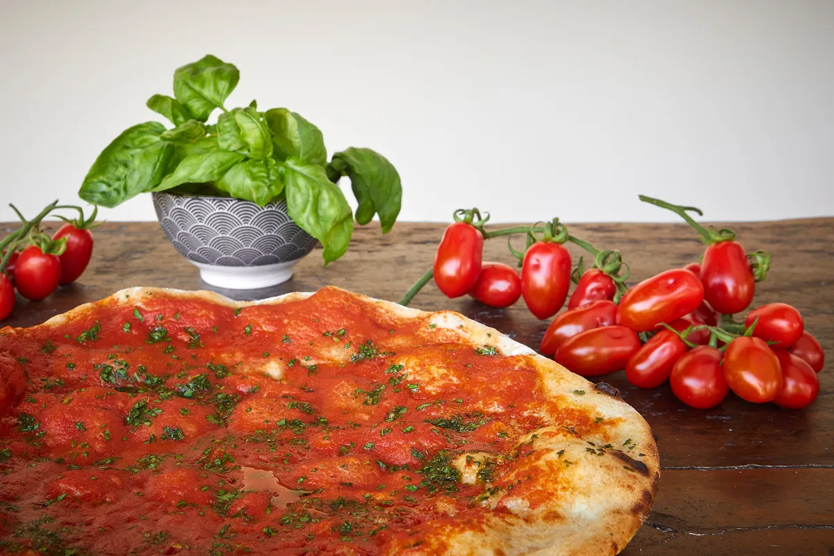 Pizza al pomodoro con basilico
