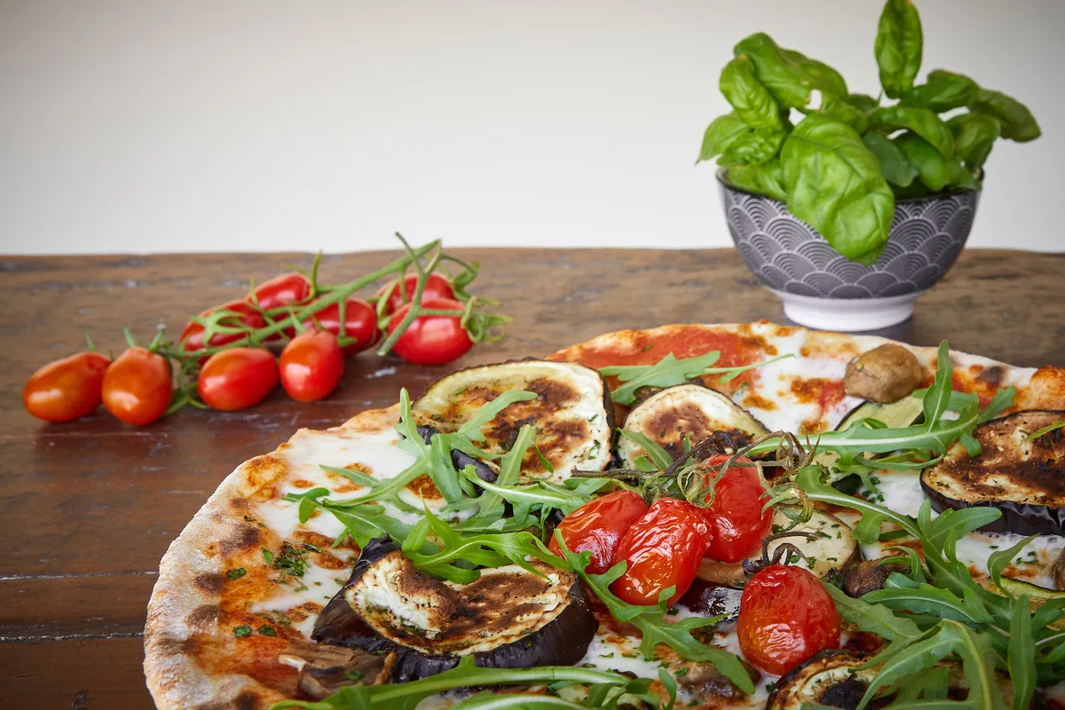 Pizza con rucola e pomodorini