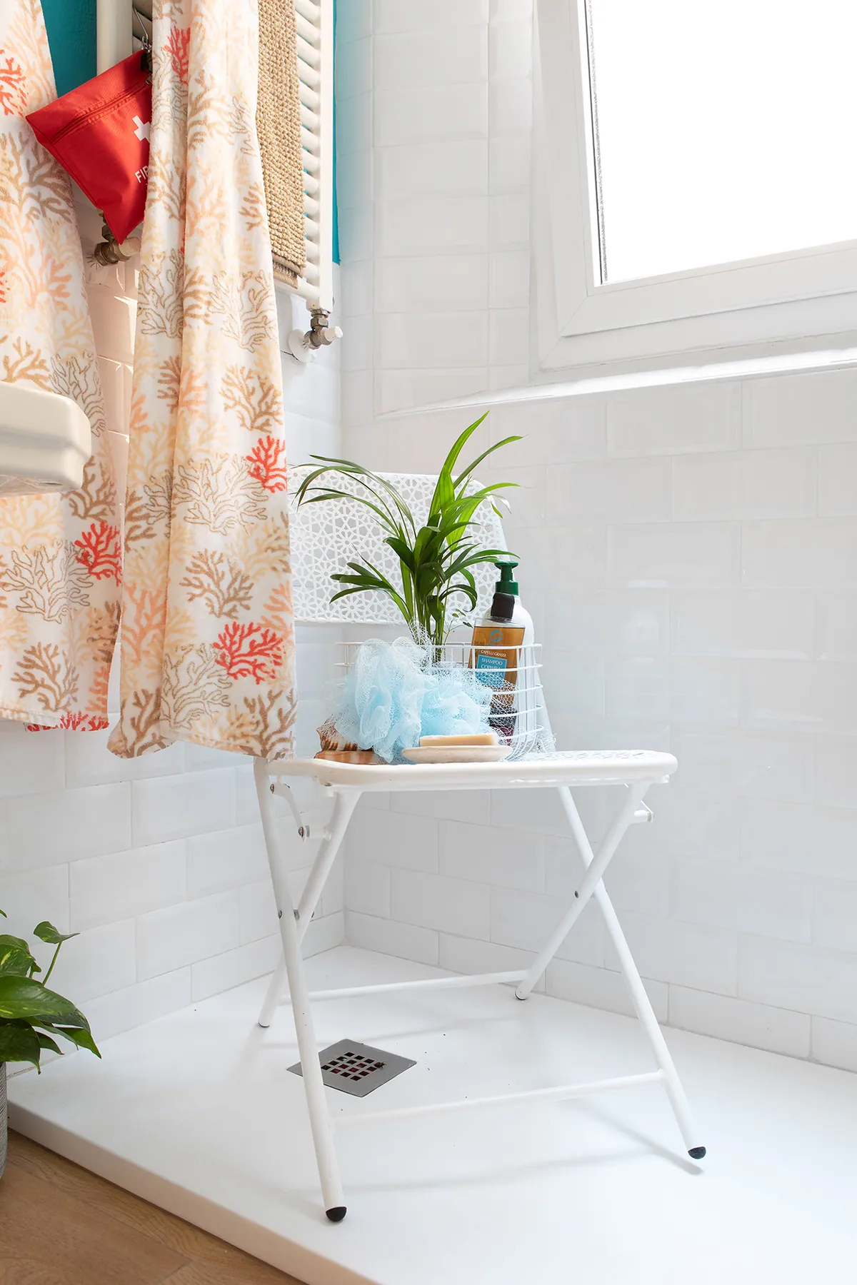 Bagno con doccia e tenda a fiori